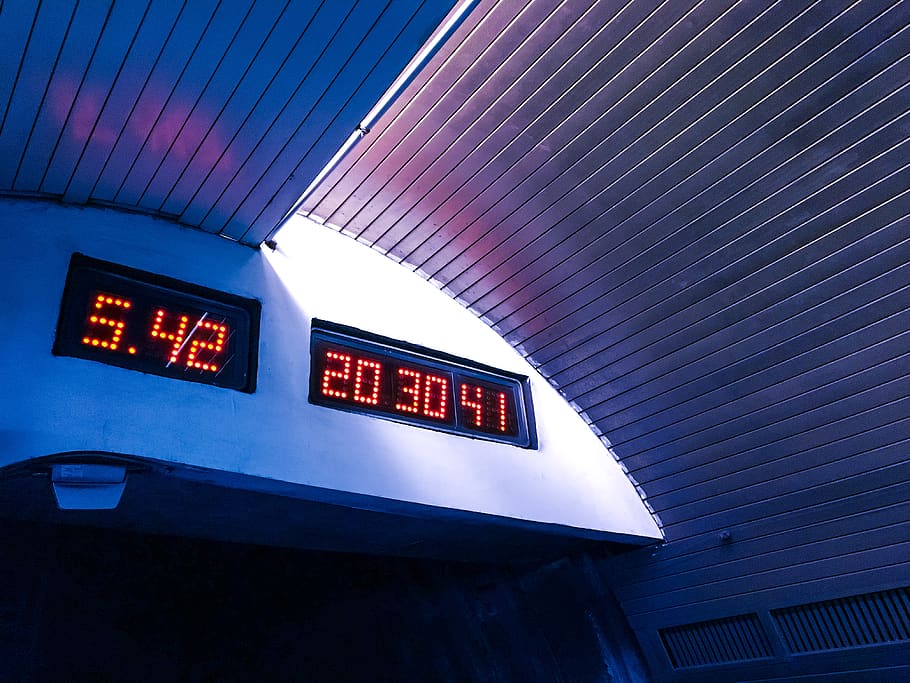 temporitzador, metro, esperant, temps, tonel, comunicació, il·luminat, arquitectura, cap gent, vista d’angle baix, text, signe, guió occidental, rellotge, estructura construïda, nombre, tecnologia, exterior de l'edifici, a l'aire lliure, transport, informació, dia, pantalla digital, sostre, 4K