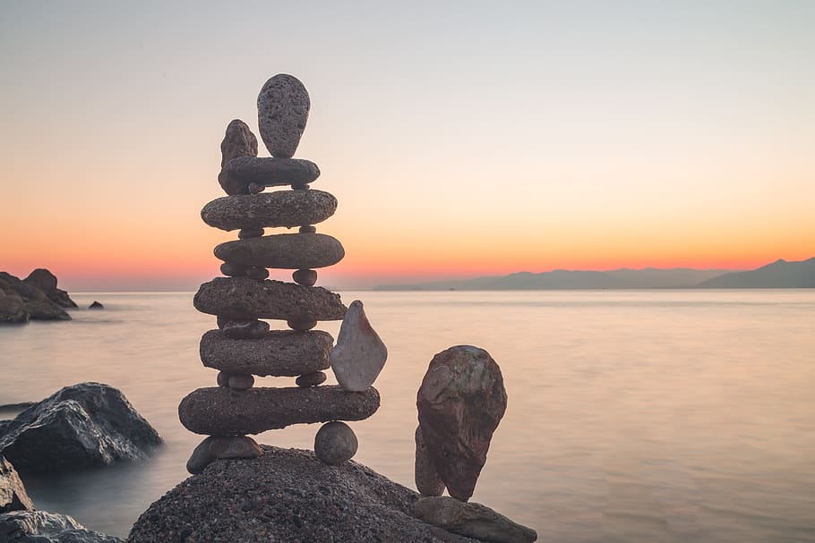 gravetat, mar, pedra, equilibri, rock, posta de sol, aigua, cel, sòlid, rock - object, bellesa a la natura, escenics - natura, tranquil·litat, escena tranquil·la, naturalesa, pila, color taronja, idíl·lic, horitzó sobre l’aigua, escena no urbana, terra, pedra - objecte, cap gent, pila de roca, còdols, 5K