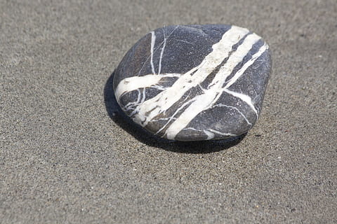 Strand, shore, strandlinjen, stein, steinete, natur, sand, land, ingen folk, dag, nærbilde, høy vinkel visning, sollys, enkelt objekt, skygge, stilleben, shell, utendørs, by, dyr, strukturert, enkelhet, gate, sko, 1080P, CC0, offentlig domene, opphavsrett gratis