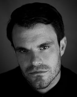 mands ansigt, human, ansigt, person, skæg, portræt, Foto, fotografering, hoved, overskæg, hals, kæbe, mand, selfie, rynke panden, hud, hår, performer, arbejder, øre, stå, hovedskud, forfra, kigger på kameraet, en person, indendørs, tæt på, studio skud, rigtige mennesker, midt voksen, herrer, midt voksne mænd, unge mænd, tillid, alvorlig, smuk, hanner, sort baggrund, menneskeligt ansigt, 4K, CC0, offentligt domæne, royaltyfrie