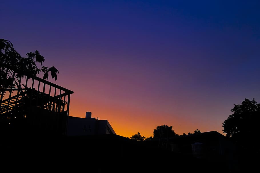 Himmel, Dämmerung, Einbruch der Dunkelheit, Sonnenuntergang, Sonnenaufgang, Sonnenlicht, Gradient, Silhouette, Taiwan, Taipei, New Taipei, Licht und Schatten, lila, Blau, die Architektur, gebaute Struktur, Gebäudehülle, Pflanze, Baum, Natur, keine Leute, Gebäude, orange Farbe, Schönheit in der Natur, Flachwinkelansicht, kopieren sie platz, draußen, Szenen - Natur, klarer Himmel, Wachstum, Wohngegend, romantischer Himmel, 4K