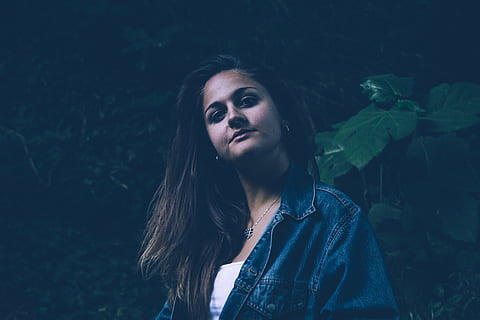 Spanien, betrügen, Jacke, Piercing, Mädchen, Frau, Bäume, Haar, Natur, Grün, Wald, eine Person, Porträt, Freizeitbeschäftigung, Lebensstile, Vorderansicht, echte Menschen, Blatt, Pflanzenteil, junger Erwachsener, Frisur, Pflanze, Legere Kleidung, Kopfschuss, junge Frau, Taille hoch, draußen, schöne Frau, Betrachtung, 5K, CC0, gemeinfrei, lizenzfrei
