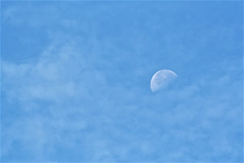 cer, lună, fundal, delicat, spaţiu, noapte, astronomie, nici o persoana, nor - cer, albastru, frumusețe în natură, liniște, vedere unghiulară joasă, o scenă liniștită, natură, scenice - natura, lună planetară, în aer liber, jumătate de lună, spațiu copie, amurg, culoare alba, astrologie, 2K, CC0, domeniu public, fără drepturi de autor