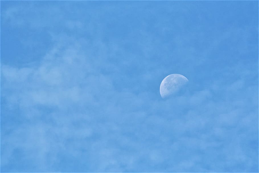 cer, lună, fundal, delicat, spaţiu, noapte, astronomie, nici o persoana, nor - cer, albastru, frumusețe în natură, liniște, vedere unghiulară joasă, o scenă liniștită, natură, scenice - natura, lună planetară, în aer liber, jumătate de lună, spațiu copie, amurg, culoare alba, astrologie, 2K