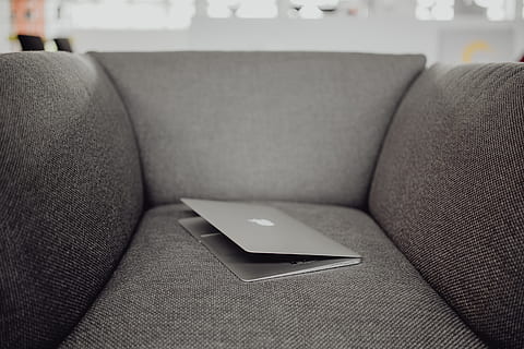 Fermer, vue, fermé, portable, mensonge, gris, fauteuil, technologie, ordinateur, macbook, La technologie, canapé, meubles, à l'intérieur, lien, relaxation, la communication, salon, Technologie sans fil, oreiller, se concentrer sur le premier plan, personne, chambre domestique, tablette numérique, coussin, confortable, section médiane, luxe, 5K, CC0, domaine public, libre de droits