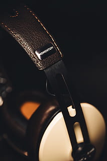 headset, nærbilde, innendørs, ingen folk, stilleben, musikk, metall, teknologi, selektiv fokusering, fokusere på forgrunnen, enkelt objekt, kunstkultur og underholdning, svart bakgrunn, studio skudd, svart farge, kommunikasjon, sikkerhet, våpen, strengeinstrument, aggresjon, 4K, CC0, offentlig domene, opphavsrett gratis