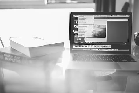 MacBook, portàtil, ordinador, creatiu, lightroom, foto, llibres, màrqueting, negocis, tecnologia, objectes, oficina, escriptori, blanc i negre, finestra, treball, comunicació, tecnologia sense fils, taula, a l'interior, connexió, enfocament selectiu, natura morta, cap gent, mobles, primer pla, flare de la lent, dispositiu d’informació portàtil, dia, 4K, CC0, domini públic, lliure de regalies