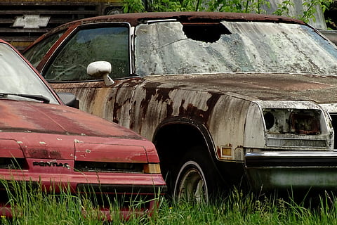 braunes Coupé, Transport, Transportmittel, Kraftfahrzeug, Auto, Landfahrzeug, verlassen, beschädigt, obsolet, Ablehnen, Tag, Verschlechterung, heruntergewirtschaftet, keine Leute, Retro-Stil, Pflanze, Gras, schlechter Zustand, gebrochen, Land, Schrottplatz, ruiniert, 4K, CC0, gemeinfrei, lizenzfrei
