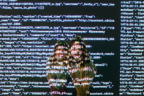 captura de pantalla de la aplicación informática, conexión, comunicación, tecnología, tecnología inalámbrica, Internet, datos, retrato, adulto, Red de computadoras, adentro, disparo a la cabeza, texto, computadora, pantalla del dispositivo, pantalla, foto de estudio, hombres, número, ciberespacio, gente, compuesto digital, 4K, CC0, dominio público, libre de derechos