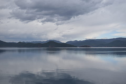 fotografia, montagne, corpo, acqua, acque calme, nuvole, nuvoloso, ambiente, paesaggio, natura, riflessione, scenario, panoramico, cielo, nuvola - cielo, montagna, scenics - natura, bellezza nella natura, scena tranquilla, la tranquillità, lungomare, catena montuosa, lago, nessuno, idilliaco, scena non urbana, giorno, all'aperto, picco di montagna, 5K, CC0, dominio pubblico, privo di copyright