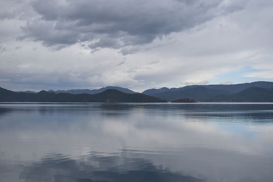 fotografia, montagne, corpo, acqua, acque calme, nuvole, nuvoloso, ambiente, paesaggio, natura, riflessione, scenario, panoramico, cielo, nuvola - cielo, montagna, scenics - natura, bellezza nella natura, scena tranquilla, la tranquillità, lungomare, catena montuosa, lago, nessuno, idilliaco, scena non urbana, giorno, all'aperto, picco di montagna, 5K