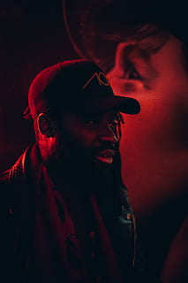 sort hat, person, human, ansigt, London, beklædning, tøj, hat, lys, natteliv, skæg, klub, belysning, pub, ace af klubber, fotografering, uk, ny, 2019, bar, es, hovedskud, portræt, indendørs, tæt på, rød, mennesker, voksen, rigtige mennesker, fokus på forgrunden, herrer, fritidsaktivitet, livsstil, ung voksen, leder, kigger væk, frygt, mørk, rædsel, sort baggrund, menneskeligt ansigt, 5K, CC0, offentligt domæne, royaltyfrie