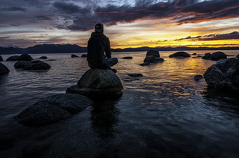 persoon, zittend, rots, lichaam, water, strand, pet, wolken, kust, avond, gouden uur, horizon, landschap, man, bergen, natuur, oceaan, reflectie, rotsen, zee, zeegezicht, hemel, zon, zonsondergang, golven, rock - object, solide, wolk - lucht, schoonheid in de natuur, scenics - natuur, kalmte, land-, rustige scène, steen - object, dramatische hemel, niet-stedelijke scène, 4K, CC0, publiek domein, royaltyvrij