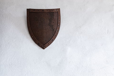 Marrone, decoro murale in metallo, scudo, parete, bianca, arredamento, interior design, minimo, ruggine, vecchio, medievale, castello, medioevale, castello interion, corrosione, corroso, arrugginito, protezione, metallo, sicurezza, acciaio, arma, simbolo, cartello, cavaliere - persona, ferro - metallo, armatura, sfondi, militare, caratteristica della parete, 5K, CC0, dominio pubblico, privo di copyright