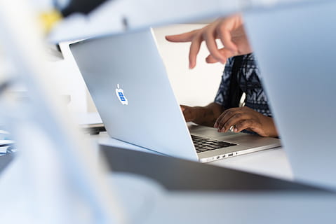Person, Finger, zeigen, MacBook, Profi, verwischen, Schreibtisch, Geräte, Elektronik, Hände, drinnen, Tastatur, Laptops, Büro, Menschen, Zimmer, Technologie, Tippen, Arbeiten, Arbeitsplatz, kabellose Technologie, Laptop, Computer, Kommunikation, eine Person, Erwachsene, Verbindung, mit laptop, menschliches Körperteil, Geschäft, menschliche Hand, Hand, selektiver Fokus, Tabelle, Möbel, Frau, 5K, CC0, gemeinfrei, lizenzfrei