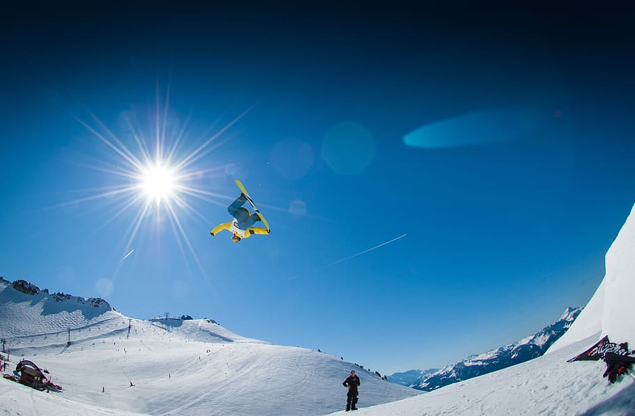 home, actuant, trucs de snowboard, alpí, Alps, bigair, estil, muntanyes, pista d'esquí, neu, snowboard, snowboarder, surf de neu, assolellat, hivern, muntanya, esport, esport d'hivern, temperatura de fred, Esports extrems, Serra, activitat d'oci, aventura, cel, festa, vacances, blau, a l'aire, viatge, alegria, moviment, vacances d'esquí, sol, muntanya nevada, habilitat, flare de la lent, llibertat, 1080P