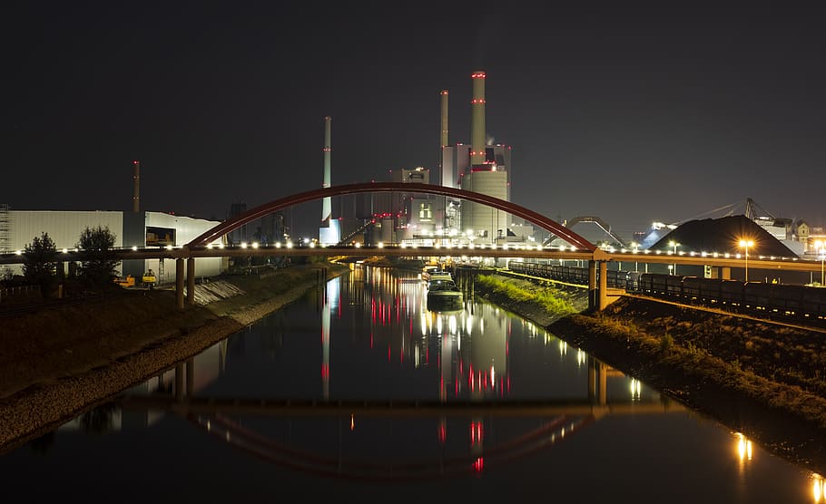 bro, forbindelse, vand, flod, spejling, lys, nat, industri, fabrik, skorsten, bygning, Mannheim, Tyskland, bygget struktur, arkitektur, afspejling, bygning udvendig, belyst, himmel, bro - menneskeskabt struktur, transportmidler, natur, røgstabel, havnefronten, by, ingen mennesker, udendørs, moderne, forurening, luftforurening, skyskraber, 5K