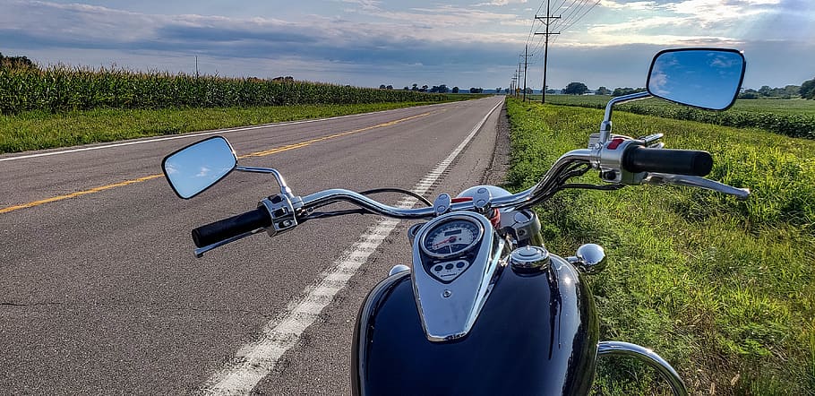 Motorrad, Straße, Himmel Reflexion, Transport, Transportmittel, Fahrrad, Landfahrzeug, Lenker, Natur, Pflanze, Reise, Tag, Land, Landschaft, Nicht-städtische Szene, Himmel, wolke - himmel, keine Leute, Feld, Richtung, ländliche Szene, der Weg nach vorn, Reiten, draußen, 4K