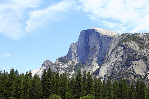 blanc, rocós, muntanya, verd, arbres, penya-segat, núvols, la llum del dia, bosc, alt, paisatge, majestuós, cim de muntanya, naturalesa, roques, muntanya rocosa, escènic, cel, boscos, núvol - cel, bellesa a la natura, arbre, tranquil·litat, escena tranquil·la, planta, escenics - natura, vista d’angle baix, escena no urbana, dia, Serra, cap gent, idíl·lic, rock, creixement, formació, a l'aire lliure, arbre de coníferes, 5K, CC0, domini públic, lliure de regalies