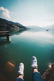 la personne, séance, corps, eau, plage, des nuages, lumière du jour, Dock, chaussure, paysage, lumière, océan, des loisirs, réflexion, scénique, mer, rivage, rive, ciel, tourisme, jambe humaine, section basse, partie du corps, partie du corps humain, une personne, perspective personnelle, Montagne, la nature, journée, beauté dans la nature, paysages - nature, Vrais gens, Hommes, Lac, en plein air, membre humain, pied humain, jeans, 4K, CC0, domaine public, libre de droits