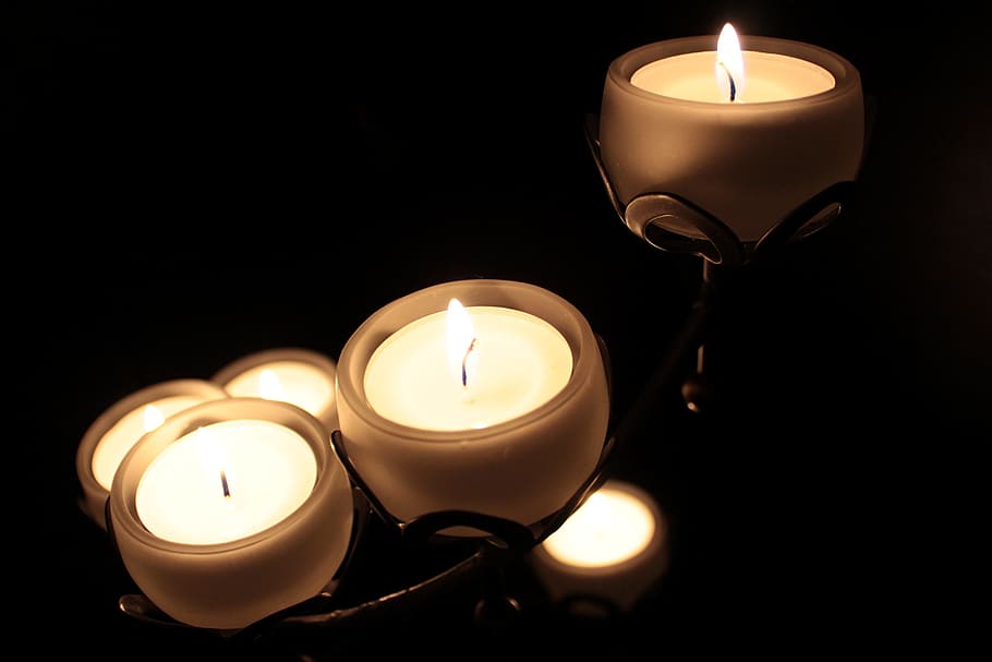 candela, ardente, fuoco, oggetto, cera, luce, fiamma, fuoco - fenomeno naturale, calore - temperatura, illuminato, natura, in casa, raggiante, buio, luce del tè, attrezzatura per l'illuminazione, nessuno, la tranquillità, aromaterapia, sfondo nero, avvicinamento, benessere, trattamento Spa, galleggia sull'acqua, luminosità, 5K