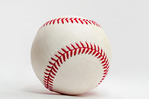 valkoinen baseball, vaatteet, vaatetus, baseball, Urheilu, joukkueurheilu, tiimi, ruoka, muna, softball, pallo, mennyttä aikaa, helmi-, teksti, ballplayer, urheilija, pesäpallo räpylä, käsine, lapsi, baseball - urheilu, baseball - pallo, studio ammuttu, valkoinen tausta, lähikuva, sisällä, yksi kohde, leikata, ei ihmisiä, asetelma, punainen, valkoinen väri, kuvio, muoto, kopiointitila, keskittyä etualalle, 4K, CC0, public domain, rojaltivapaa