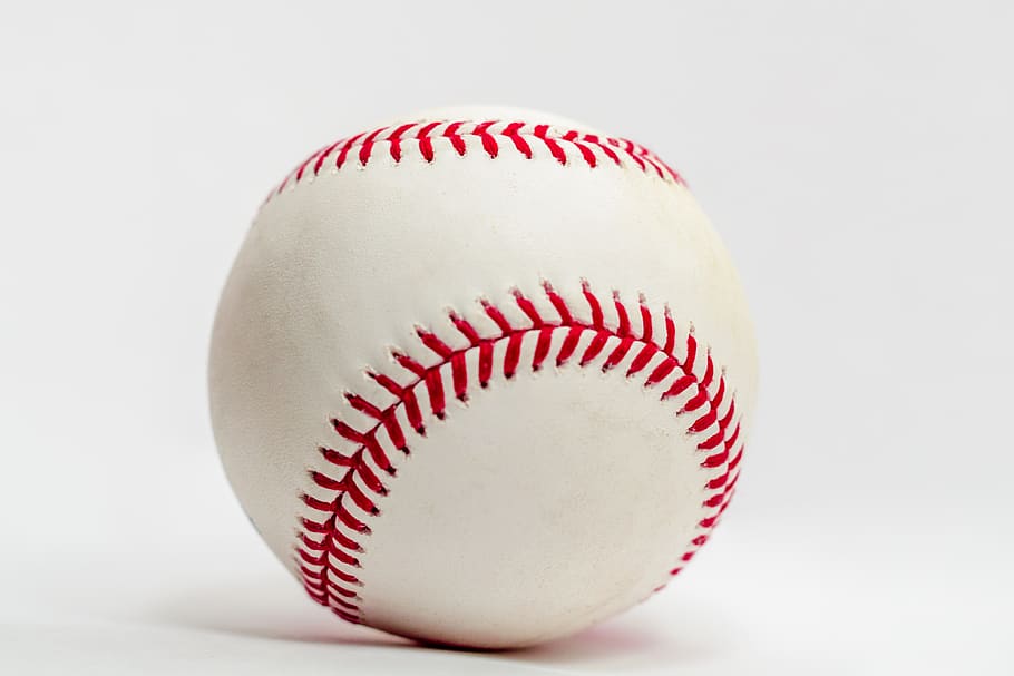 hvidt baseball, beklædning, tøj, baseball, sport, holdsport, hold, mad, æg, softball, sfære, datid, perle, tekst, bold, ballplayer, atlet, baseball handske, handske, barn, baseball - sport, baseball - bold, studio skud, hvid baggrund, tæt på, indendørs, enkelt objekt, skåret ud, ingen mennesker, stilleben, rød, hvid farve, mønster, form, kopiere plads, fokus på forgrunden, 4K