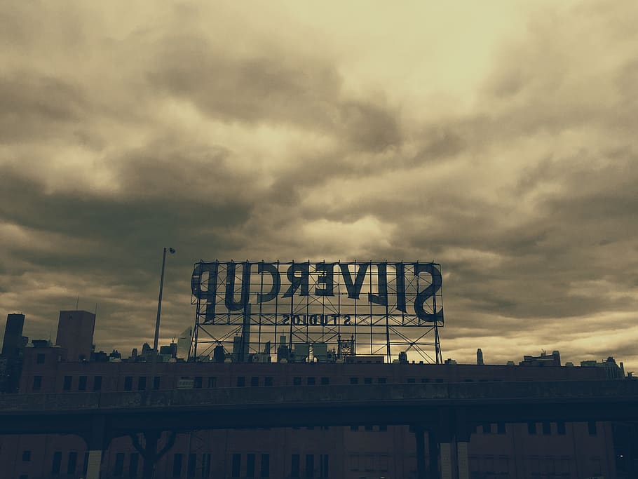 magazyn, lic, nyc, zbudowana struktura, architektura, na zewnątrz budynku, chmura - niebo, niebo, Natura, żadnych ludzi, niski kąt widzenia, budynek, tekst, na dworze, Miasto, porozumiewanie się, zmierzch, pismo zachodnie, dzień, cele podróży, pochmurny, sprzęt budowlany, 2K