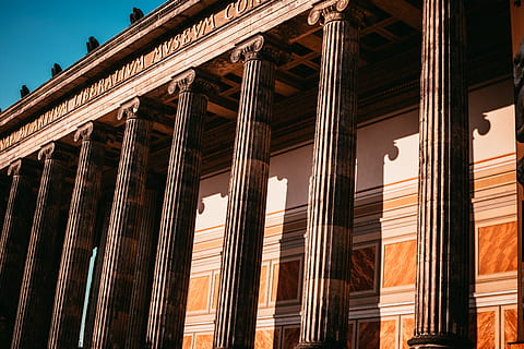 edifici, múltiples, pilars, arquitectura, estructura construïda, vista d’angle baix, columna arquitectònica, exterior de l'edifici, el passat, història, cap gent, destinacions de viatge, turisme, cel, viatjar, dia, ciutat, naturalesa, llum solar, característica arquitectònica, a l'aire lliure, neoclàssic, columnata, civilització antiga, palau de justícia, 5K, CC0, domini públic, lliure de regalies