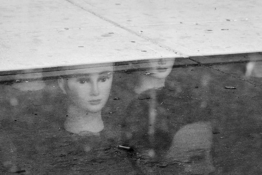 manequines, caps, finestra, visualització de la finestra, centre de la ciutat, les Vegas, mostra, art, una persona, retrat, persones reals, vidre - material, reflexió, estils de vida, dia, arquitectura, mirant, transparent, home jove, adult jove, estructura construïda, a l'aire lliure, tirada al cap, primer pla, mirant cap a fora, pluja, 5K