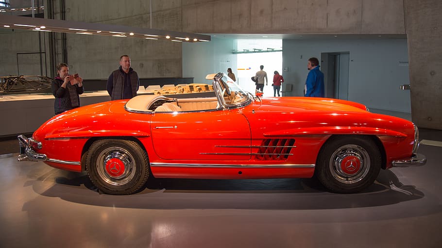 rotes Coupé, Fahrzeug, Auto, Automobil, Transport, Mensch, Person, Cabrio, Maschine, Rad, Reifen, Autoreifen, Sportwagen, frisiertes Auto, gesprochen, Beleuchtung, Coupe, Leichtmetallfelge, Autoshow, Autohändler, antikes Auto, Transportmittel, Gruppe von Leuten, Kraftfahrzeug, Männer, rot, Erwachsene, Landfahrzeug, Mitte Erwachsener, Tag, Männer mittleren Alters, die Architektur, drinnen, reife Männer, Luxus, zufällige Menschen, kleine Gruppe von Menschen, 5K