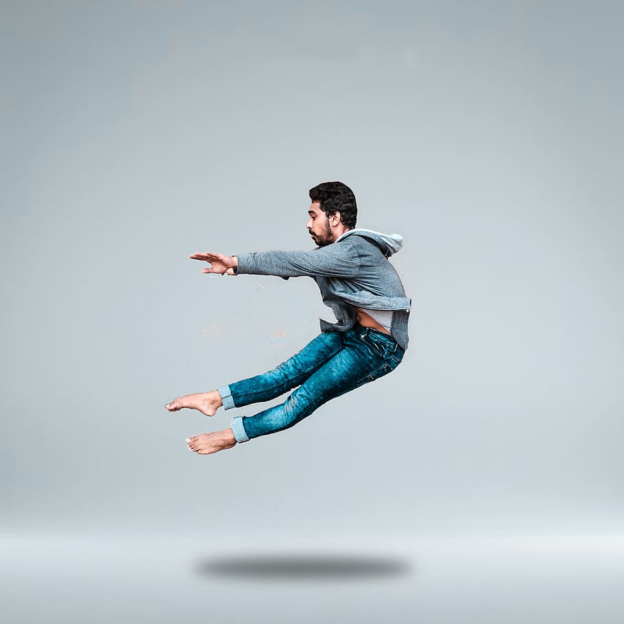 home, saltar, mid, aire, Ballarí de ballet, dansa, ballarina, ballant, rendiment, persona, longitud completa, una persona, a l'aire, roba casual, adult jove, tir de l'estudi, home jove, gris, estils de vida, a l'interior, activitat d'oci, fons gris, moviment, homes, vista lateral, còpia espai, mascles, braç humà, texans, 2K