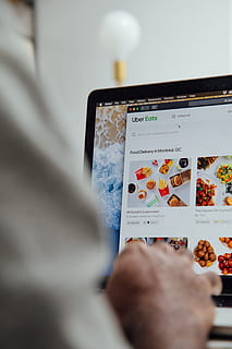 persona che utilizza computer portatile, in casa, messa a fuoco selettiva, concentrarsi sullo sfondo, persone, parte del corpo umano, tecnologia, persone reali, comunicazione, avvicinamento, stili di vita, tavoletta digitale, tecnologia wireless, adulto, uomini, schermo, attività commerciale, attività di svago, mano umana, finanza, economia, 5K, CC0, dominio pubblico, privo di copyright