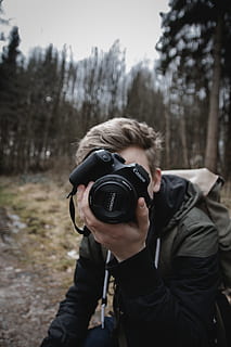 om folosind camera, fotografii tematice, aparat de fotografiat - echipament fotografic, Sesiuni foto, oameni adevărați, tehnologie, Activitatea de agrement, o persoana, copac, activitate, echipament fotografic, deținere, stiluri de viață, camera digitala, adult, bărbați, teren, natură, aparat foto, fotograf, în aer liber, Slr camera, haine calde, camera digitală cu o singură lentilă reflexă, 5K, CC0, domeniu public, fără drepturi de autor