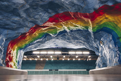 paviment de formigó multicolor, Estocolm, stadion, pintura, art, arquitectura, edifici, suècia, animal, dinosaure, rèptil, persona, humà, a l'aire lliure, naturalesa, subterrani, arc de Sant Martí, simetria, aigua, gel, muntanya, multicolor, cap gent, a l'interior, il·luminat, estructura construïda, equips d’il·luminació, vista d’angle baix, patró, funció de construcció de parets, nit, creativitat, sostre, art i artesania, mural, 5K, CC0, domini públic, lliure de regalies