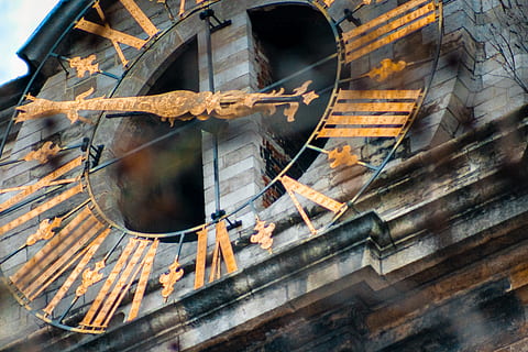 arquitectura, edificio, torre, reloj, reloj analogo, Torre del Reloj, oro, hora, animal, pájaro, ventana, campanario, Art º, estatua, escultura, ladrillo, aguja, Hazme, máquina, nadie, día, estructura construida, material de vidrio, al aire libre, calor - temperatura, destrucción, industria, naturaleza, vista de alto ángulo, metal, material de madera, reflexión, de cerca, fotograma completo, 5K, CC0, dominio público, libre de derechos