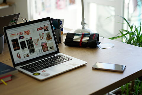 tændt, grå, bærbar computer, computer, nutidige, Skærm, elektronik, bærbar, moderne, smartphone, teknologi, trådløs, arbejdsområde, y, bord, trådløs teknologi, forbindelse, meddelelse, indendørs, ingen mennesker, skrivebord, dag, møbel, forretning, bærbar informationsenhed, internet, træ - materiale, fokus på forgrunden, bærbarhed, stilleben, 5K, CC0, offentligt domæne, royaltyfrie