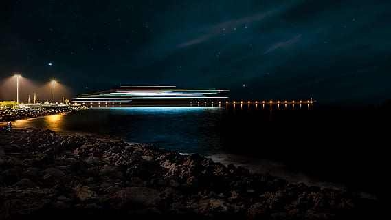 fotografie panoramică, plajă, întuneric, doc, seară, port, posturi de lampă, peisaj, dungi luminoase, trasee ușoare, lumini, expunere lungă, -Expunere lungă, lună, noapte, lumini de noapte, fotografie de noapte, ocean, roci, mare, malul marii, stele, interval de timp, apă, malul mării, iluminat, arhitectură, cer, spaţiu, construită, stea - spațiu, scenice - natura, astronomie, natură, exteriorul clădirii, reflecţie, frumusețe în natură, teren, nici o persoana, în aer liber, 2K, CC0, domeniu public, fără drepturi de autor