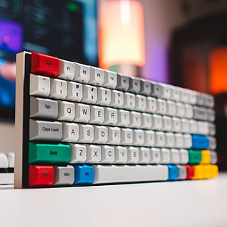 blanc, vermell, teclat, superfície, gadget, tecnologia, tecnologia d’escriptori, minimalista, minimalisme, inspo d’escriptori, monitor, configuració retro, retro, rgb, llum, al costat del llit, lg ultrawide, nzxt, PC, azio, steelseries, centrar-se en primer pla, a l'interior, primer pla, comunicació, cap gent, multicolor, taula, enfocament selectiu, nombre, connexió, text, ordinador, tecnologia sense fils, matemàtiques, en fila, teclat d’ordinador, negocis, natura morta, polsador, 4K, CC0, domini públic, lliure de regalies