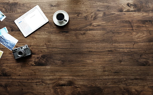 telecamera, tazza, caffè, bevanda, caffeina, boccale, struttura, tavolo, legno - materiale, tecnologia, tazza di caffè, caffè - bevanda, bere, cibo e bevande, tecnologia wireless, in casa, direttamente sopra, comunicazione, Marrone, nessuno, vista dall'alto, temi fotografici, natura morta, legna, venatura del legno, 1080P, CC0, dominio pubblico, privo di copyright