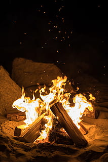 zapálené ohně, plamen, log, oheň, tábor, táborák, oranžový, hořet, teplo, dřevo, ohně, jiskra, žlutá, Skála, Příroda, venkovní, teplý, horký, hořící, Spálený, požár - přírodní jev, teplota - teplota, palivové dříví, dřevo - materiál, krb, řeřavý, noc, Červené, oranžová barva, kempování, uhlí, detail, nikdo, Černá barva, temný, 5K, CC0, veřejná doména, bez autorských práv