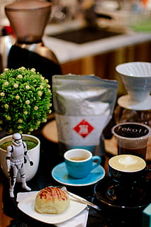 poc profund, focalitzar la fotografia, pa, cafè, begudes, borrós, cafeïna, cappuccino, xocolata, primer pla, beguda de cafè, tassa, deliciós, beure, espresso, focus, menjar, calenta, a l'interior, art latte, pastisseria, plat, vaixella, figura de la joguina, tradicional, menjar i beguda, tassa de cafè, taula, refresc, cafè - beguda, beguda calenta, cap gent, natura morta, frescor, tassa de te, te, centrar-se en primer pla, tetera, esmorzar, begudes sense alcohol, latte, 5K, CC0, domini públic, lliure de regalies