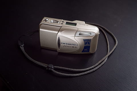 grå, kamera, sort, overflade, elektronik, digitalt kamera, armbåndsur, kassetteafspiller, tape player, strop, video kamera, frugt, hindbær, plante, mad, stereoanlæg, kassette, blonder, lukker, gardin, vindue, stopur, lampe, teknologi, studio skud, indendørs, tæt på, ingen mennesker, sikkerhed, fotografering temaer, enkelt objekt, udstyr, bord, forbindelse, kamera - fotografisk udstyr, stilleben, meddelelse, beskyttelse, elektrisk udstyr, telefon, kontrollere, sølvfarvet, sort baggrund, krom, læder, indstilling, 5K, CC0, offentligt domæne, royaltyfrie