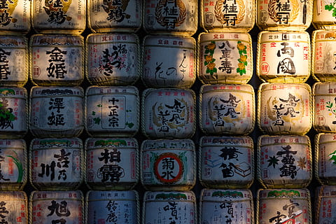 kanji, caixa del guió, Japó, barril, sake, matriu, fons, marc complet, comunicació, guió, text, cap gent, gran grup d'objectes, en fila, arranjament, script no occidental, repetició, ordre, abundància, contenidor, art i artesania, a la venda, venda, 5K, CC0, domini públic, lliure de regalies