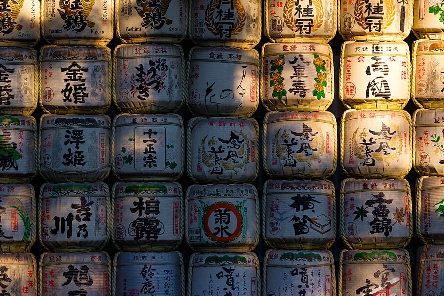 kanji, caixa del guió, Japó, barril, sake, matriu, fons, marc complet, comunicació, guió, text, cap gent, gran grup d'objectes, en fila, arranjament, script no occidental, repetició, ordre, abundància, contenidor, art i artesania, a la venda, venda, 5K