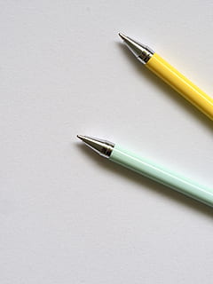 Arbeit, Schreibtisch, Flatlay, Desktop, Kunst, Gelb, Blau, Weiß, minimal, einfach, skizzieren, zeichnen, erstellen, schreiben, Blog, stationär, Büro, Geschäft, weißer Hintergrund, Stillleben, Schreibgerät, Stift, keine Leute, drinnen, High Angle View, Bleistift, Nahansicht, zwei Objekte, Studioaufnahme, kopieren sie platz, Papier-, Scharf, Kunst und Handwerk, Bildung, Tabelle, Füller, silberfarben, leer, 4K, CC0, gemeinfrei, lizenzfrei