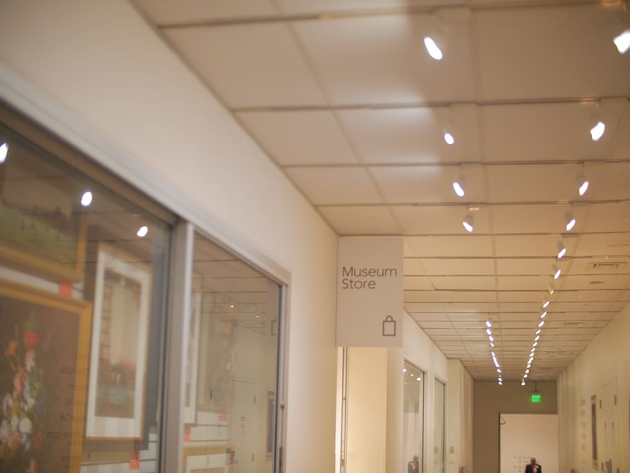 passadís, pis, il·luminació, humà, persona, sòls, porta, a l'interior, habitació, vestíbul, clínica, disseny d'interiors, mobles, taula, recepció, porta plegable, sala d'espera, màniga llarga, roba, sostre, il·luminat, equips d’il·luminació, cap gent, arquitectura, vista d’angle baix, buit, llum, llum elèctrica, llum encastada, columna arquitectònica, estructura construïda, comunicació, text, penjant, guió occidental, modern, absència, Color blanc, 4K