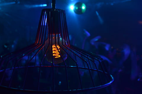 il·luminació, llum, led, punt de mira, làser, #lights #blue #deep #club, instrument musical, activitats de lleure, guitarra, club, discoteca, dj, flamarada, edifici, torre, arquitectura, campanar, fletxa, etapa, il·luminat, persones incidentals, equips d’il·luminació, nit, centrar-se en primer pla, a l'interior, cultura i entreteniment artístic, grup de persones, penjant, llum elèctrica, primer pla, llum - fenomen natural, vida nocturna, persones reals, estructura construïda, 4K, CC0, domini públic, lliure de regalies