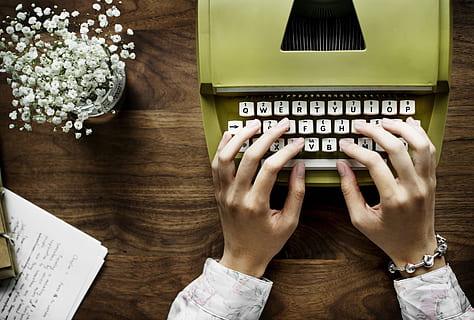 Autor, kreativ, dokumentieren, Leitartikel, Ausrüstung, feminin, Blume, Lancer, mädchenhaft, Hand, Hobby, Journalist, Tastatur, Maschine, Alte Mode, Papier-, Person, Pflanze, veröffentlichen, retro, Geschichte, Werkzeug, Art, Typoskript, Schreibmaschine, eine Person, drinnen, Kommunikation, Text, menschliche Hand, Tabelle, High Angle View, Erwachsene, westliche Schrift, direkt darüber, Freizeitbeschäftigung, echte Menschen, menschliches Körperteil, Technologie, Frau, Veröffentlichung, Lebensstile, Botschaft, 4K, CC0, gemeinfrei, lizenzfrei