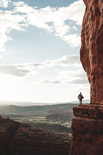 mand, stående, klint, overskyet, dag, Sky, person, kant, kigger ud, rød rock, overse, stenet, udendørs, plaid, dal, landskab, Sedona, eventyr, amerikansk vest, sollys, sydvest, han-, vandring, natur, rock-objekt, bjerg, herrer, bjergtop, sandsten, sport, mennesker, scenics, klatring, ekstrem sport, i udkanten af, himmel, en person, mod, bjergbestigning, rygsæk, succes, rød, utah, udfordring, frihed, præstation, udforskning, rejse, USA, silhuet, solnedgang, clambering, kopiere plads, erobre modgang, ekstremt terræn, turist, sten - objekt, på toppen af, skønhed i naturen, flytter op, canyon, fjern, fritidsaktiviteter, 8K, CC0, offentligt domæne, royaltyfrie